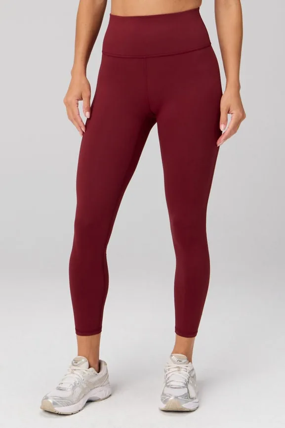 Bordeauxrote Leggings von vorn, von der Taille bis zu den Knöcheln, mit breitem hohem Bund