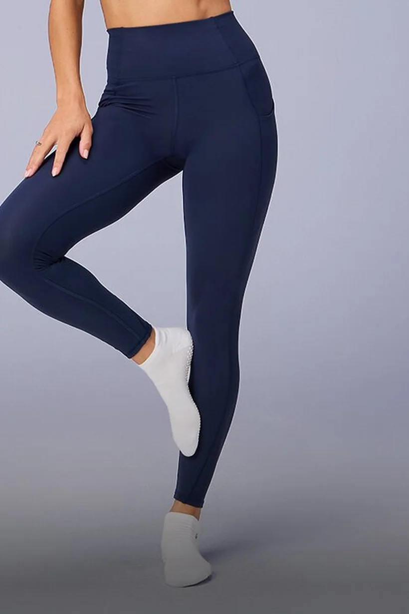 Marineblaue Leggings von vorn, von der Taille bis zu den Knöcheln, mit flacher Seitentasche am Oberschenkel