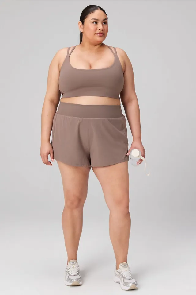 Zweite Frau im selben taupefarbenen Set, kräftigere Figur, gleiche Pose und gleiches Licht