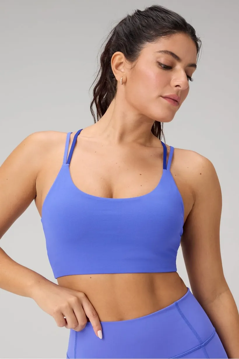 Frau in blauem Sport-Top und blauer Leggings, Aufnahme von der Hüfte aufwärts